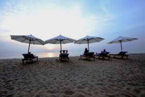 Yantra Ayurvedic Beach Resort leżaki z parasolkami na plaży